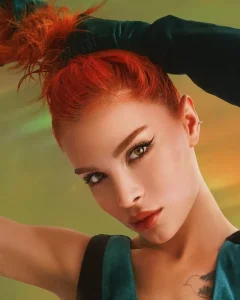 Feride Hilal Akın festival sahne performansı,